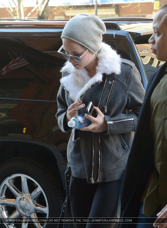 December_15_-_Returning_to_her_hotel_after_doing_some_work_out_at_the_gym_in_New_York_28229.jpg