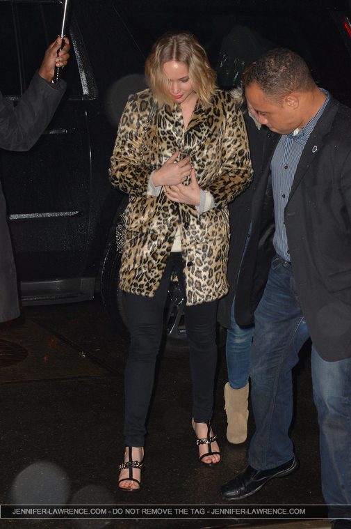 December_16_-_Returning_to_her_Tribeca_hotel_after_watching__The_Elephant_Man__on_Broadway_in_New_York_28129.jpg