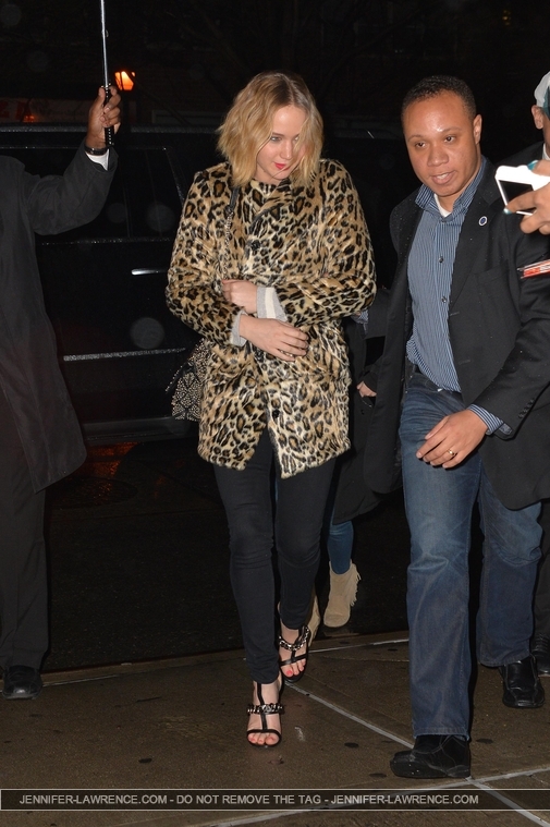 December_16_-_Returning_to_her_Tribeca_hotel_after_watching__The_Elephant_Man__on_Broadway_in_New_York_28529.jpg