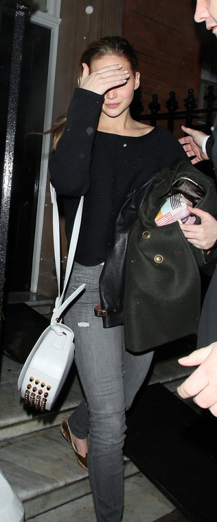 February_10_-_Jennifer_Lawrence_going_back_to_her_hotel_in_London_28529.jpg