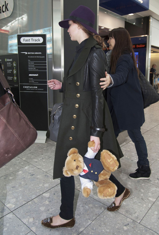 February_11_-_Jennifer_Lawrence_at_Heathrow_Airport_in_London_281929.jpg