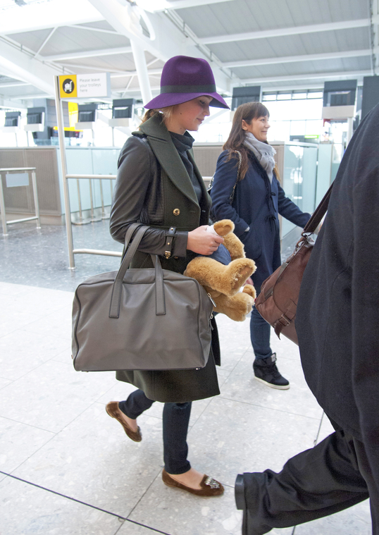 February_11_-_Jennifer_Lawrence_at_Heathrow_Airport_in_London_28329.JPG