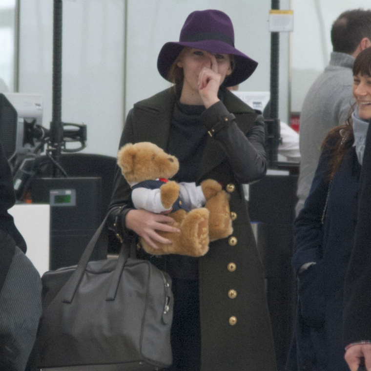 February_11_-_Jennifer_Lawrence_at_Heathrow_Airport_in_London_28729.jpg
