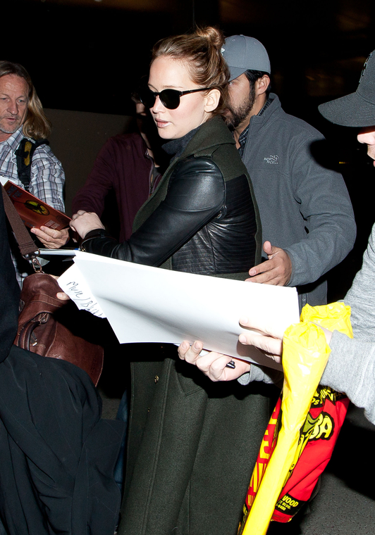 February_11_-_Jennifer_Lawrence_at_LAX_Airport_in_Los_Angeles_282029.JPG