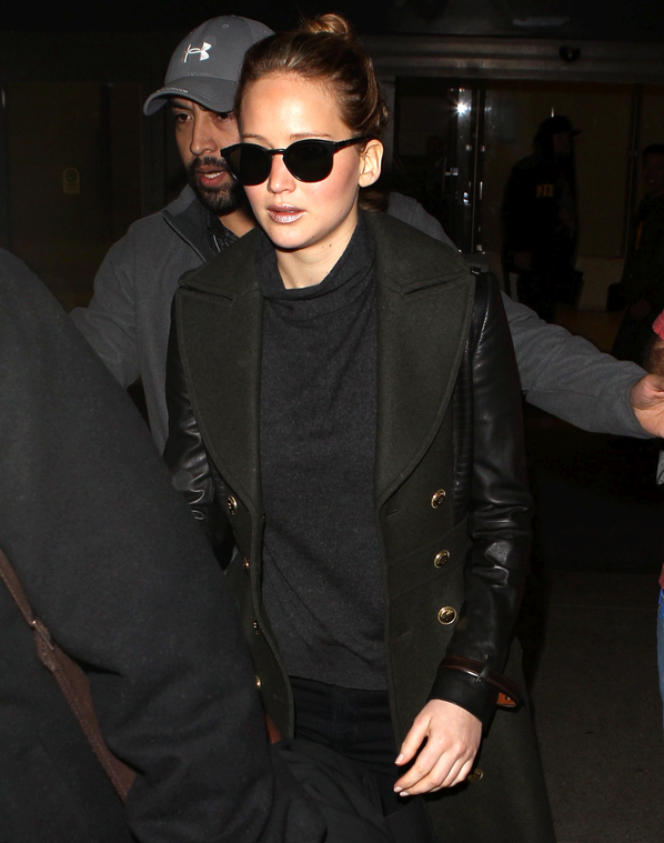 February_11_-_Jennifer_Lawrence_at_LAX_Airport_in_Los_Angeles_282529.jpg