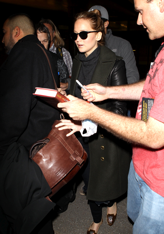February_11_-_Jennifer_Lawrence_at_LAX_Airport_in_Los_Angeles_283629.jpg