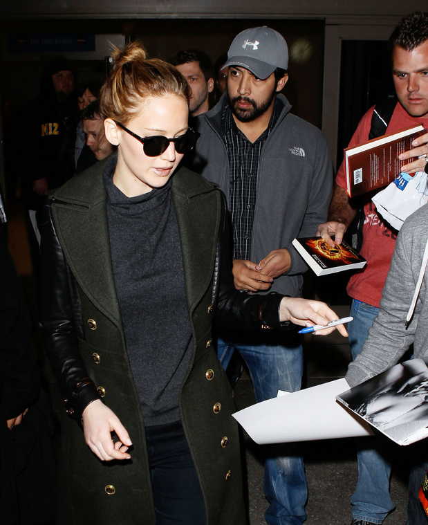 February_11_-_Jennifer_Lawrence_at_LAX_Airport_in_Los_Angeles_283829.jpg