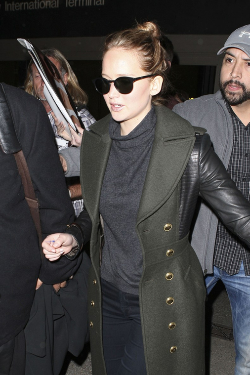 February_11_-_Jennifer_Lawrence_at_LAX_Airport_in_Los_Angeles_284729.jpg