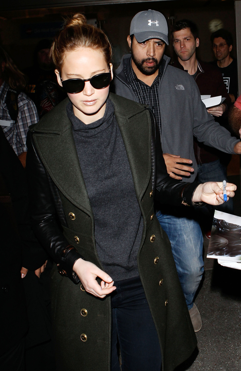 February_11_-_Jennifer_Lawrence_at_LAX_Airport_in_Los_Angeles_285129.jpg