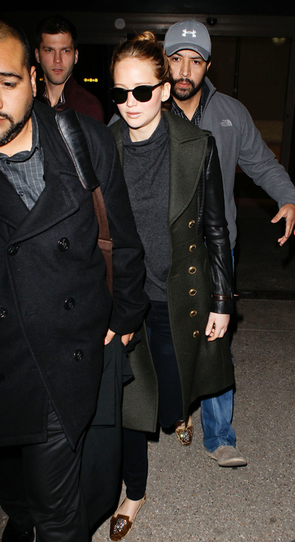 February_11_-_Jennifer_Lawrence_at_LAX_Airport_in_Los_Angeles_285429.jpg
