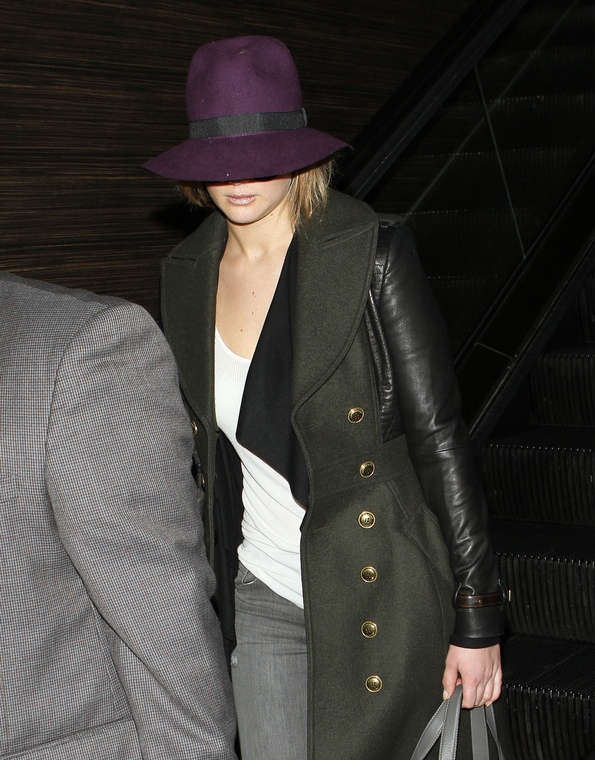 February_7_-_Jennifer_Lawrence_departing_on_a_flight_at_LAX_airport_in_Los_Angeles_281029.jpg