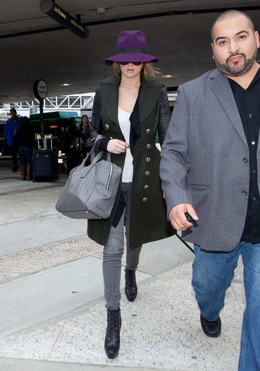 February_7_-_Jennifer_Lawrence_departing_on_a_flight_at_LAX_airport_in_Los_Angeles_282729.JPG