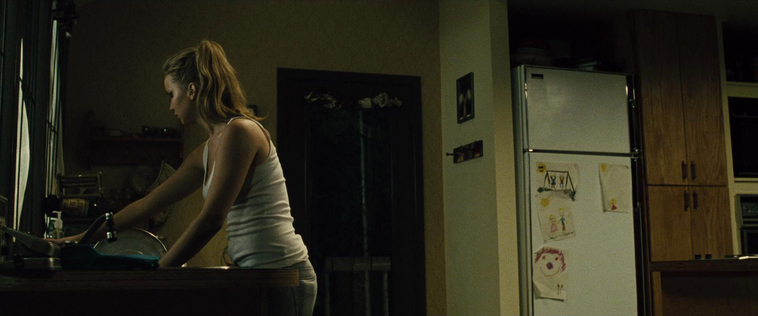 House_at_the_End_of_the_Street__28158129.jpg