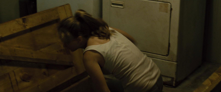 House_at_the_End_of_the_Street__28175929.jpg