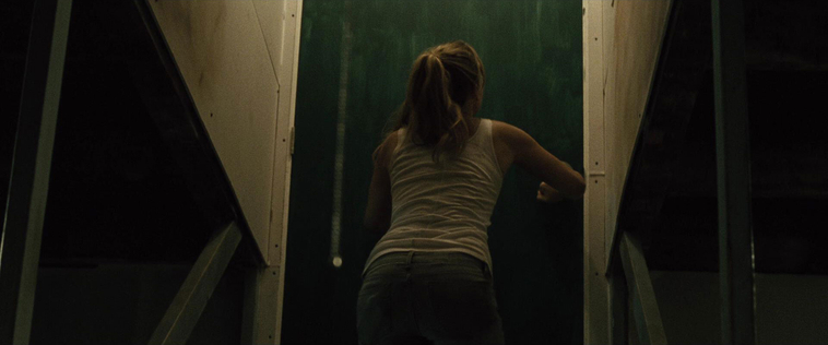 House_at_the_End_of_the_Street__28177029.jpg