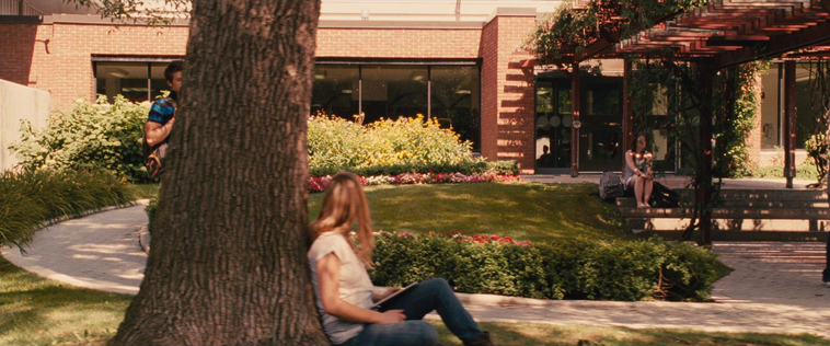 House_at_the_End_of_the_Street__2823429.jpg