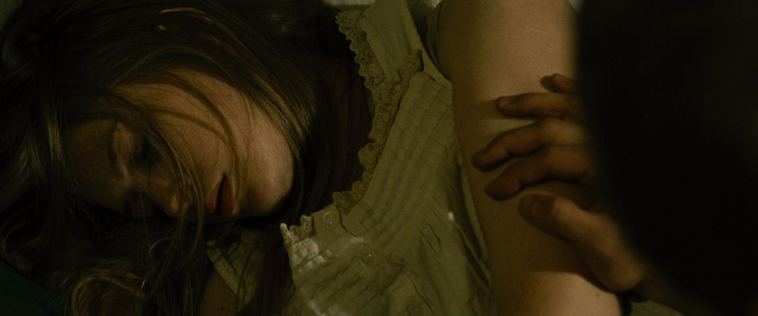 House_at_the_End_of_the_Street__2858229.jpg