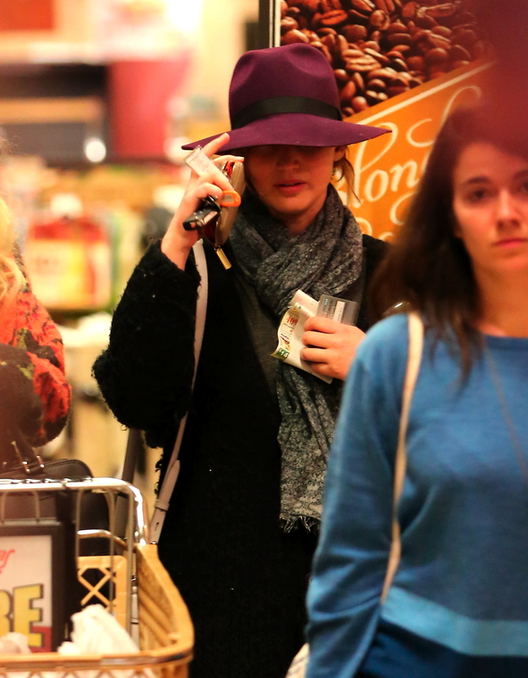 January_29_-_Jennifer_Lawrence_out_shopping_in_Whole_Foods_283329.JPG