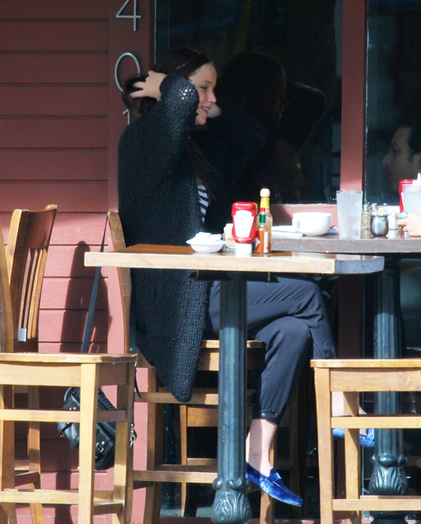 January_6_-_Jennifer_Lawrence_heads_to_Kings_Road_Cafe_in_Los_Angeles_282429.jpg