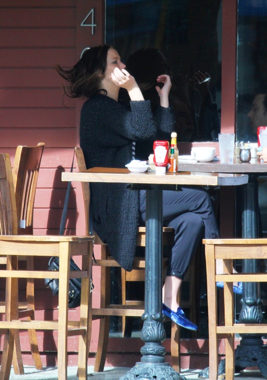January_6_-_Jennifer_Lawrence_heads_to_Kings_Road_Cafe_in_Los_Angeles_282529.jpg