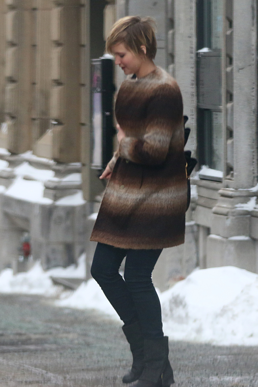 Jennifer_Lawrence_outside_her_hotel_in_Montreal_on_Feb_16th2C_2014_28129.jpg