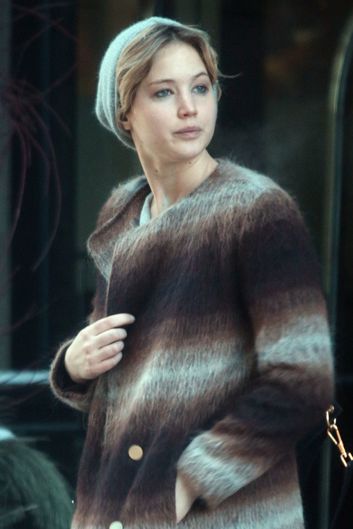 Jennifer_Lawrence_outside_her_hotel_in_Montreal_on_Feb_16th2C_2014_281729.jpg