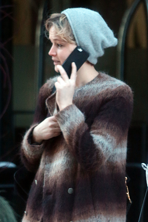 Jennifer_Lawrence_outside_her_hotel_in_Montreal_on_Feb_16th2C_2014_281929.jpg