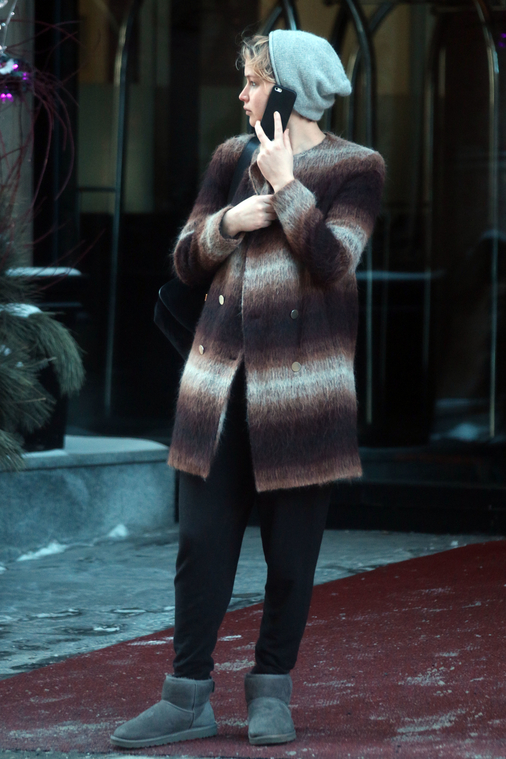 Jennifer_Lawrence_outside_her_hotel_in_Montreal_on_Feb_16th2C_2014_28829.jpg