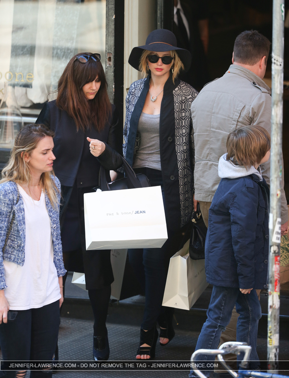 Jennifer_Lawrence_seen_carrying_bags_after_shopp_281329.jpg