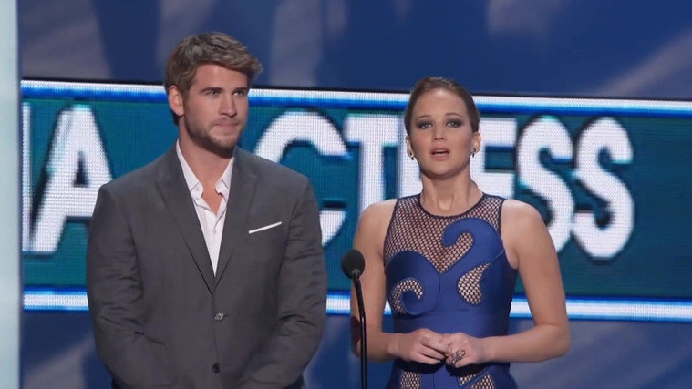 Liam_Hemsworth_and_Jennifer_Lawrence_Present_at_People_s_Choice_Awards_2012_049.jpg