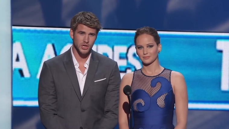 Liam_Hemsworth_and_Jennifer_Lawrence_Present_at_People_s_Choice_Awards_2012_079.jpg