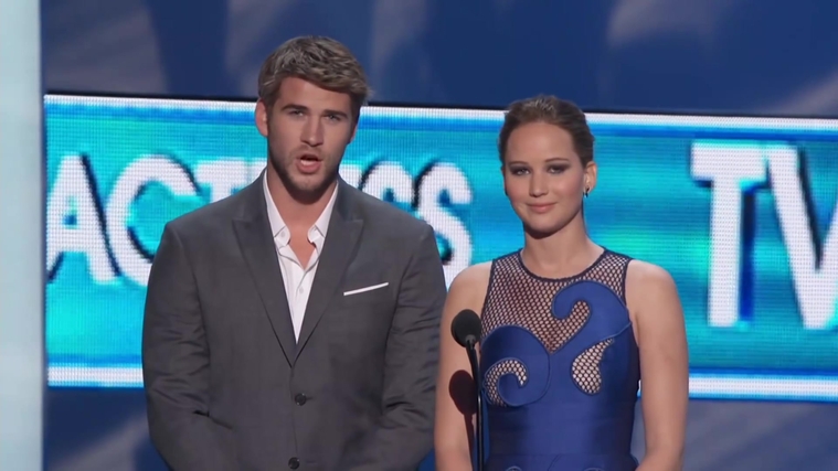 Liam_Hemsworth_and_Jennifer_Lawrence_Present_at_People_s_Choice_Awards_2012_081.jpg