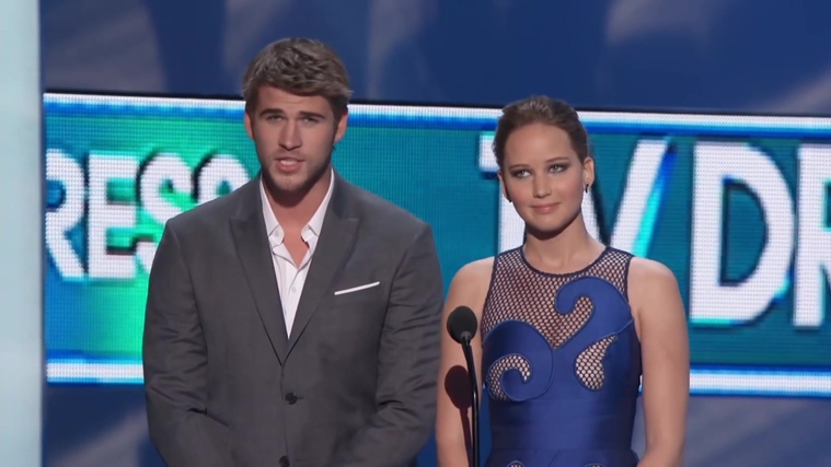 Liam_Hemsworth_and_Jennifer_Lawrence_Present_at_People_s_Choice_Awards_2012_085.jpg