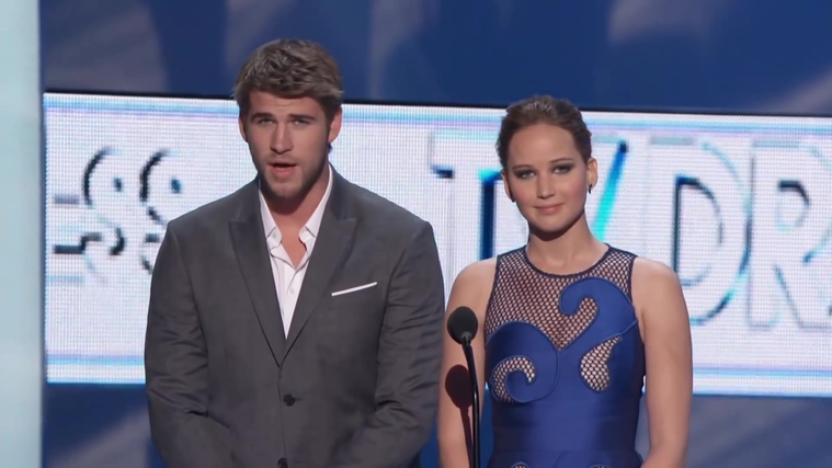 Liam_Hemsworth_and_Jennifer_Lawrence_Present_at_People_s_Choice_Awards_2012_086.jpg