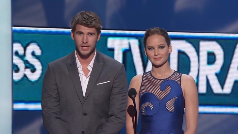 Liam_Hemsworth_and_Jennifer_Lawrence_Present_at_People_s_Choice_Awards_2012_087.jpg