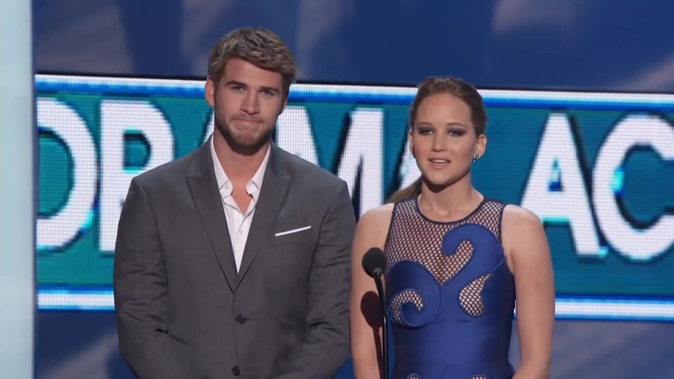 Liam_Hemsworth_and_Jennifer_Lawrence_Present_at_People_s_Choice_Awards_2012_098.jpg