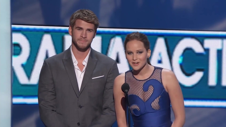Liam_Hemsworth_and_Jennifer_Lawrence_Present_at_People_s_Choice_Awards_2012_100.jpg