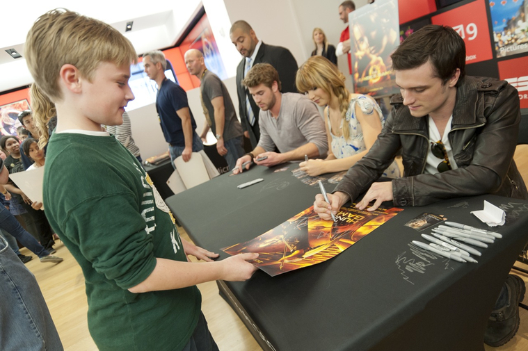 March_3_-_The_Hunger_Games_Mall_Tour_in_L_288529.jpg