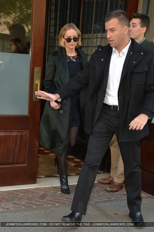 November_15_-_Leaving_her_hotel_in_New_York_City_before_she_heads_to_Mockingjay_Fan_Press_Event_281029.jpg