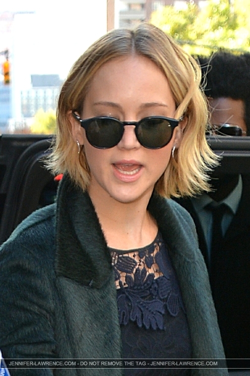 November_15_-_Leaving_her_hotel_in_New_York_City_before_she_heads_to_Mockingjay_Fan_Press_Event_28129.jpg