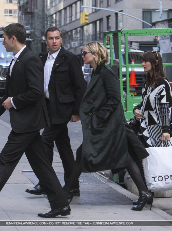 November_15_-_Leaving_her_hotel_in_New_York_City_before_she_heads_to_Mockingjay_Fan_Press_Event_282629.jpg