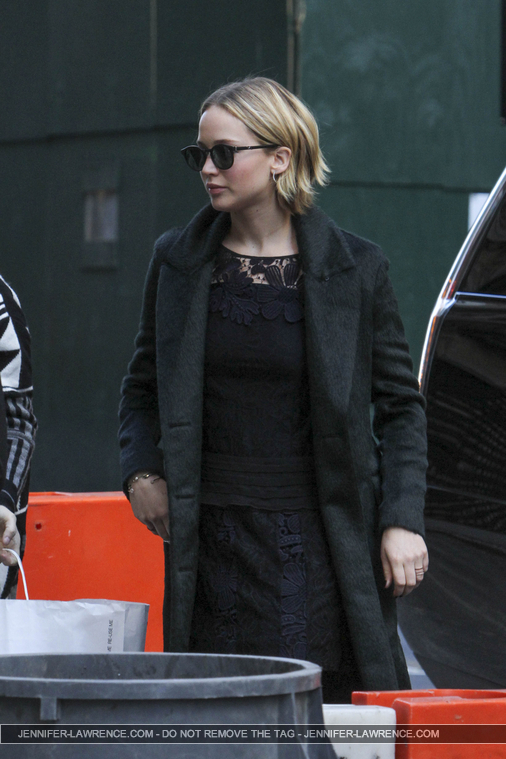 November_15_-_Leaving_her_hotel_in_New_York_City_before_she_heads_to_Mockingjay_Fan_Press_Event_283729.jpg