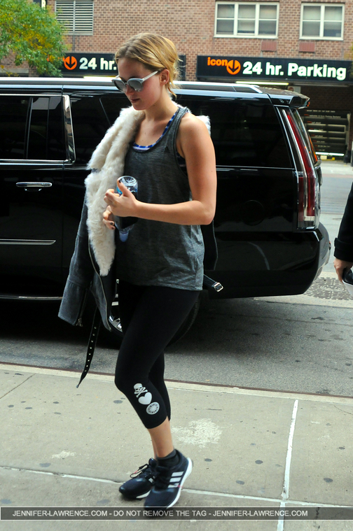 November_16_-_Arriving_back_at_her_hotel_in_New_York__282929.jpg