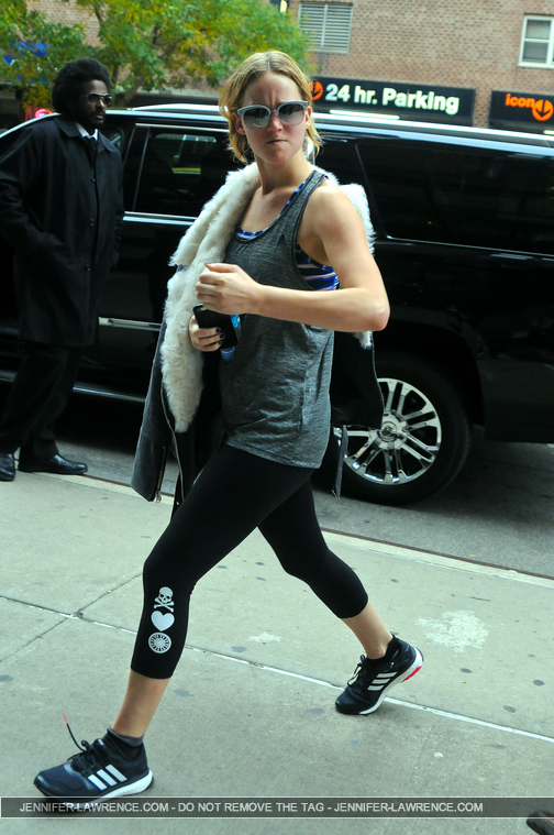 November_16_-_Arriving_back_at_her_hotel_in_New_York__283129.jpg
