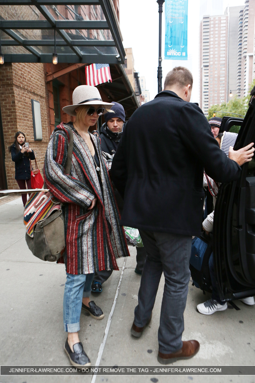 November_16_-_Leaving_her_hotel_in_New_York_281829.jpg