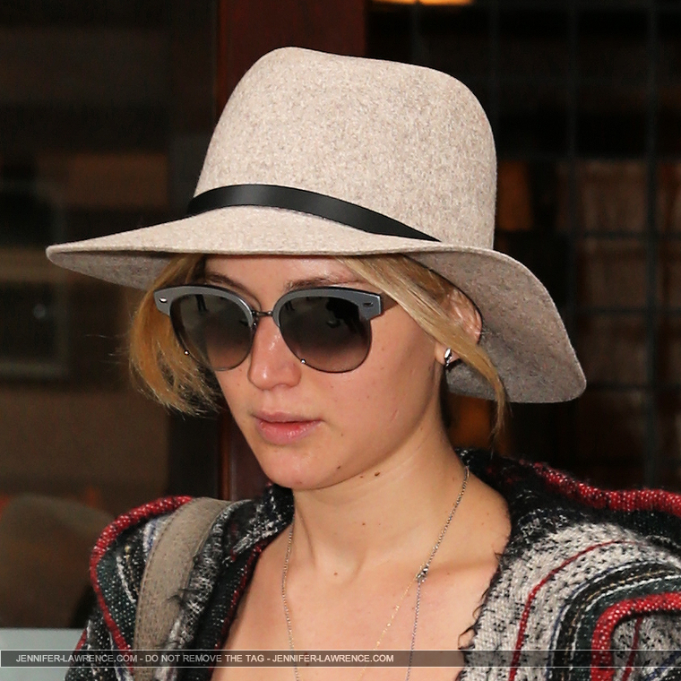 November_16_-_Leaving_her_hotel_in_New_York_28229.jpg