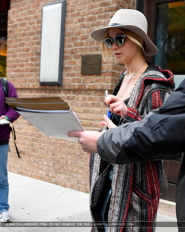 November_16_-_Leaving_her_hotel_in_New_York_289829.jpg