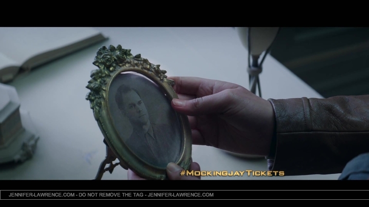 The_Hunger_Games__Mockingjay_Part_1_-_22Return_to_District_1222_149.jpg