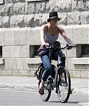 August_28_-_Jennifer_Lawrence_goes_for_a_bicycle_ride_in_Montreal2C_Canada_281729.jpg