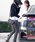 February_14_-_Jennifer_Lawrence_at_the_office_with_new_script_in_Los_Angeles_28329.jpg